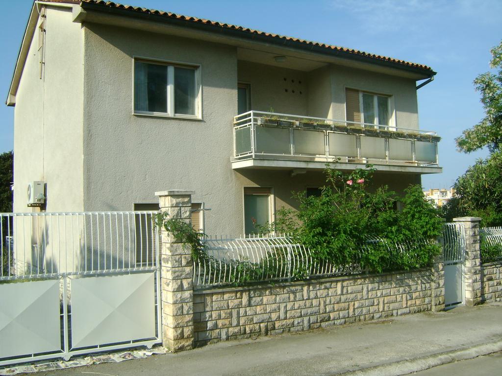 Apartment For Holidays In Pula Exteriör bild